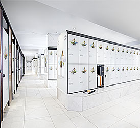 EXKLUSIVE AUSSTATTUNG Sind Sie auf der Suche nach einer exklusiven und besonderen Ausstattung? Dann werden Sie hier fündig. Von hochwertigen Garderobenschrankanlagen für beispielsweise Schwimmbänder über besondere Schränke mit aufgebrachten Vektogrammen für Fitnessstudios bis hin zu luxuriösen Möbeln mit Echtholzfurnier bieten wir Ihnen außergewöhnliche Betriebseinrichtung mit dem gewissen Etwas. 