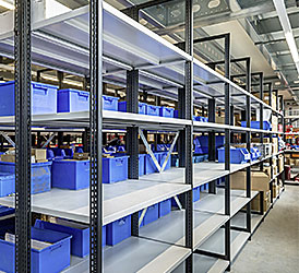 FACHBODENREGALE Die Steckregale bestechen durch ihre ansprechende Optik, wodurch sie sowohl im Industriebereich, als auch im Büro eingesetzt werden. Dank des universellen Stecksystems können sie schnell und einfach aufgebaut und jederzeit mit einem Anbauregal erweitert werden. Sie können für Feldlasten bis 3.600 kg und Fachlasten bis 520 kg verwendet werden. 