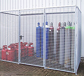 GASFLASCHENCONTAINER In Gasflaschencontainer lagern Sie Gasflaschen sicher im Außenbereich. Die stabile Rahmenkonstruktion ist feuerverzinkt und jeweils mit oder ohne Dach, sowie mit Gitterrostboden oder Blechboden erhältlich. Die Version mit eingebauter Doppelflügeltür eignet sich besonders gut für Gasflaschenpaletten. 