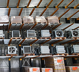 KRAGARMREGALE Kragarmregale sind optimal für die Lagerung von schweren, sperrigen und besonders langen Gütern. Diese flexible Lagerlösung bietet Ihnen eine sichere und übersichtliche Sortierung und Entnahme Ihres Lagerguts. Unsere Regalfertigung ist zertifiziert nach ISO 9001-2015 und mit Feuerverzinkung für den Außenbereich erhältlich. Die Nutzlast pro Arm beträgt zwischen 170 bis 3.000 kg.