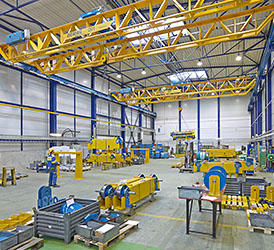 KRANANLAGEN Zu den individuellen Lösungen aus dem Bereich Hebetechnik zählen auch Deckenkräne und Varianten zur Säulen- bzw. Wandmontage. Die Kräne bieten eine Hubkraft von 500 kg bis hin zu 250 Tonnen. Als Zubehör sind manuelle und elektrische Kettenzüge erhältlich. 