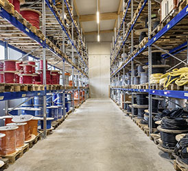 PALETTENREGALE Das multifunktionale Stecksystem des Palettenregals ist durch seine Variabilität fast allen Anforderungen gewachsen. Die Stützenbreiten von 71, 80, 100 und 120 mm sorgen für eine optimale Lastanpassung. Die Palettenregale halten bis zu 22.000 kg Feldlasten und 300 bis 5.700 kg Fachlasten stand. Sie sind jederzeit erweiterbar mit einer großen Auswahl an Zubehör. 