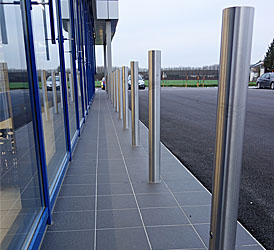 POLLER Poller regeln die Zufahrt zu Einfahrten und Wegen und sind in ihrer Funktionalität und in den Ausführungen vielfältig. Das Angebot an Pollern reicht von rein optisch funktionellen Sperren über imagewirksame Stilpollern bis zu Sperren, die militärischen Sicherheitsanforderungen entsprechen. Bei den Pollern sind verschiedene Oberflächen, Ausführungen, Größen und Farben erhältlich. 