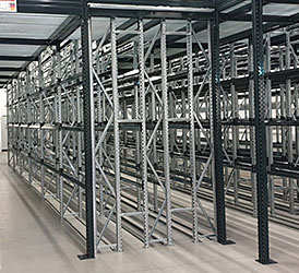 REIFENLAGER Unsere Räderregale bestehen aus einem modularen und flexiblen Stecksystem, dadurch sind sie jederzeit erweiterbar. Spezielle Modelle des Reifenlagers sind an die Größen von 20 bzw. 40 Fuß-Container angepasst. Diese sind für eine Lagerkapazität von 120 bzw. 264 Reifen ausgelegt. Als besonderes Service bieten wir Ihnen die Planung und Konstruktion eigenständiger Reifensilos an.