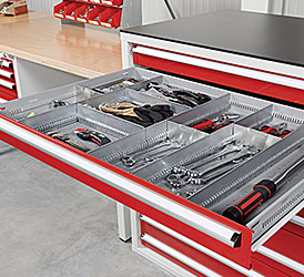 SCHUBLADEN EINTEILUNGSMATERIAL Die Einteilungsmaterialien sind einzeln sowie im Set erhältlich und lassen sich beliebig kombinieren. Zur Auswahl stehen Einteilungsbleche, Antirutsch- und Feinriefenmatten, Muldenplatten und Ersatzteilschachteln. Für die übersichtliche Aufbewahrung von Kleinteilen bis zu großen Werkzeugen. Mit OPT-I-STORE® Schaumstoffeinlagen können alle Schubladen individuell bestückt werden. 