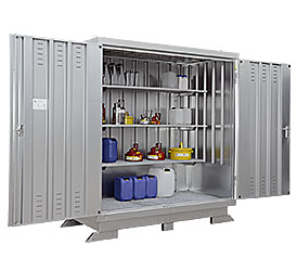 SICHERHEITSCONTAINER Das Sicherheitslagerhaus ist ein erprobtes, kostengünstiges, mobiles Außenlager für wassergefährdende und entzündbare Gefahrstoffe. Durch den modularen Aufbau stehen verschiedene Größen zur Auswahl. Bei Ausrüstung mit Regalteilen ist das Sicherheitslagerhaus hervorragend als begehbares Kleingebindelager geeignet.