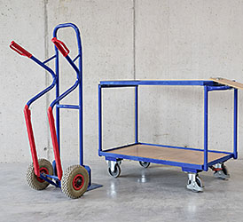 TRANSPORTWÄGEN Die stabilen Transportwägen ermöglichen den professionellen Transport von Waren und Gütern. Sie bieten eine Traglast von 150 bis 500 kg und sind in folgenden Ausführungen erhältlich: Schiebebügelwagen, Tischwagen, Paket-Dreiwandwagen, Etagenwagen, Tragarmwagen, Stahlrohrkarre, Treppenkarre, Aluminiumkarre, Stahlflaschenkarre, Reifenkarre, Fasskarre, Fasskipper und Palettenaufsatz. 