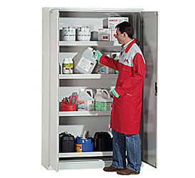 UMWELTSCHRÄNKE Umweltschränke dienen zur sicheren und vorschriftengerechten Lagerung nicht brennbarer, wassergefährdender Gefahrstoffe WGK 1-3 in Kleingebinden. Die eingebauten, höhenverstellbaren Auffangwannen sind gemäß Wasserhaushaltsgesetz (WHG) von einem Fachbetrieb hergestellt.