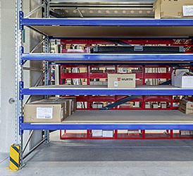 WEITSPANNREGALE Bei Weitspannregalen wird meist auf ein modulares und flexibles Stecksystem gesetzt. Rohspanplatten oder Stahlblechpaneele können als Fachböden eingesetzt werden mit Fachlasten bis zu 3.000 kg. Die Regalfertigung ist zertifiziert nach ISO 9001-2015. Als maximale Abmessungen sind Höhen bis 7.464 mm, Tiefen bis 1.400 mm und Breiten bis 3.606 mm möglich.