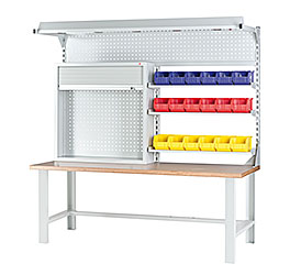 WERKBANK-AUFBAU Gestalten Sie die Werkbank ganz nach Ihren Wünschen! Mit einem Werkbank-Aufbau vergrößern Sie die Nutzfläche und können Arbeitsmaterial und Werkzeuge griffbereit verstauen. Individuellen Erweiterungen durch Beleuchtungselemente, PC-Halterungen, Aufbaustützen, Schwenkarme und vielen weiteren Bauteilen sind keine Grenzen gesetzt. 