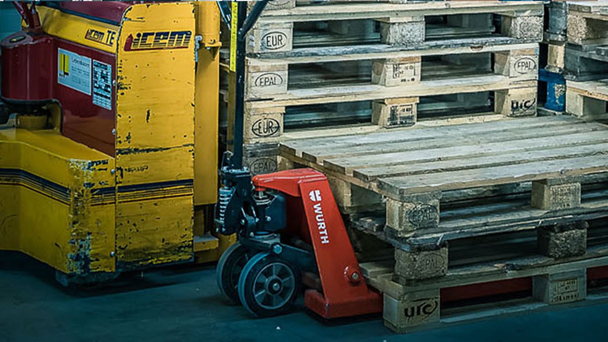 Produkte für den optimalen Lagerfluss: Mit Hebetechnik wie Hubtischen, Hochhubwägen und Krananlagen wird ihre Waren reibungslos angehoben