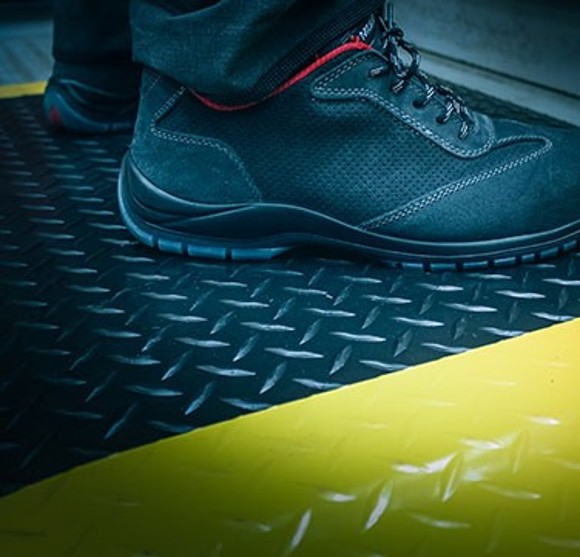 individuelle Werkstattmöbel von Würth Bodenmatten