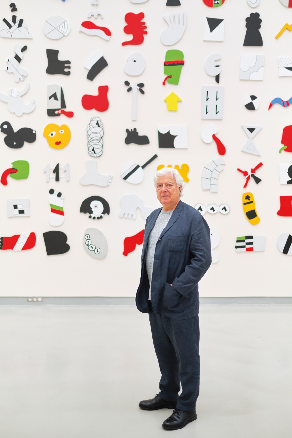 Foto: Der Künstler José de Guimarães vor seinem „Afrikanischen Alphabet“ (Ausschnitt) © Benoit Lindner