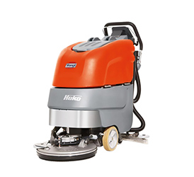 NASSREINIGUNGSMASCHINE Mit unseren Scheuersaugmaschinen reinigen Sie kleine bis mittelgroße Flächen wie z.B. Verwaltungsgebäude oder Werkstätten. Unsere Modelle bieten eine Flächenleistung von 1.700 bis zu 5.340 m2 pro Stunde und haben einen reduzierten Wasser- und Reinigungsmittelverbrauch.