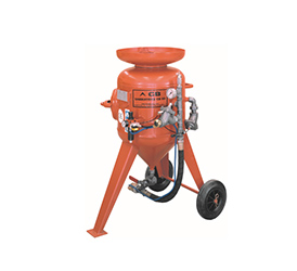 SANDSTRAHLGERÄTE Sandstrahler sind die komfortable, gründliche und effiziente Alternative zum klassischen Winkelschleifer und werden zur Reinigung diverser Oberflächen von Rost, Verunreinigungen oder Farbresten herangezogen. Man unterscheidet zwischen klassischen Sandstrahlgeräten, welche in verschiedenen Größen erhältlich sind, und Sandstrahlkabinen, in welchen das Material in einer Kabine gereinigt wird. Wir beraten Sie gerne bei der Auswahl. Hierbei berücksichtigen wir den Luftbedarf, den Arbeitsdruck und das Fassungsvolumen.