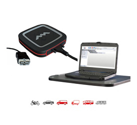 MEHRMARKENDIAGNOSE Mit nur einem Diagnosegerät können Sie an unterschiedlichsten Fahrzeugen, wie z.B. LKWs, Bussen und auch Trailern, von verschiedenen Marken Fehler lokalisieren. Dadurch sind Sie markenunabhängig, flexibler und können das Einsatzgebiet Ihrer Werkstatt vergrößern. Das Mehrmarkendiagnose-System erlaubt die Spannungsüberwachung der Fahrzeugbatterie. Mit dem mobilen Prüfkoffer kontrollieren Sie die Beleuchtung der Anhänger, die Lichtansteuerungssignale der Zugmaschinen und die Spannungsversorgung der Anhängerelektronik. 